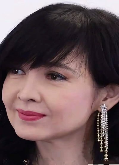 周慧敏亮相上海音乐盛典星光璀璨